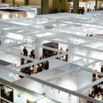 Attirare visitatori allo stand fieristico: perché un’attrazione compatta può fare più di uno schermo LED